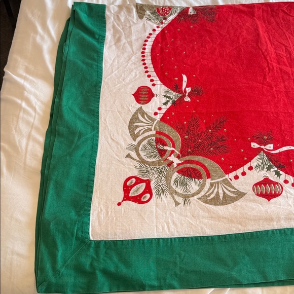 Tammis Keefe Vintage Christmas Table Cloth 128x192 - Picture 5 of 14